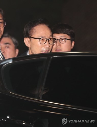 Ảnh: Hàn Quốc bắt khẩn cấp cựu Tổng thống Lee Myung-bak lúc nửa đêm